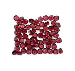 Pierre précieuse naturelle grenat du Mozambique, taille coussin carrée rouge facettée, plusieurs tailles disponibles pour la fabrication de bijoux - Product Image 6