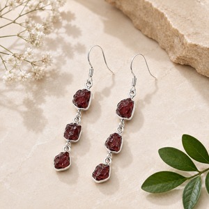 Boucles d'oreilles pendantes longues en grenat naturel brut avec monture en or, bijoux de guérison en cristal brut, cadeau pour l'amour - Product Image 3