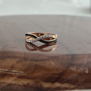 แหวนทองคำขาว 18K ประดับเพชร ดีไซน์อินฟินิตี้ทวิสต์ สำหรับผู้หญิง  ขอบเคลือบสีดำ ประดับเพชรแบบพาเว่  ทันสมัย สวยหรู  งานละเอียด  เหมาะเป็นของขวัญ  ผิวขัดเงา - Product Image 3