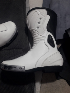 Botas de Motociclista de Cuero Blanco Personalizadas con Protección Blanca en el Tobillo y la Planta del Pie, Botas de Motociclismo para Hombre, Zapatos de Carreras - Product Image 3