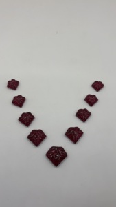 Pyramide florale sculptée en rubis rouge créé en laboratoire |   Rubis synthétique sculpté à la main, forme carrée, cabochon |   Pierre précieuse de rubis en vrac pour bijoux M - Product Image 2