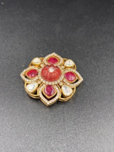 Collar de Plata Chapado en Oro con Colgante Floral y Detalles en Dobleto Rojo, Estilo Clásico para Mujer, Ideal para Bodas y Compromisos - Product Image 2