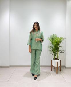 Présentation du nouveau ensemble haut et pantalon Plazzo en soie Salsa pour femme, conçu par des designers, idéal pour les soirées, avec travail artisanal, extensible, séchage rapide, sans plis et réversible. - Product Image 2