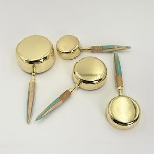 Accesorios de Cocina, Juego de 4 Utensilios para Hornear, Cucharas y Tazas Medidoras de Acero Inoxidable con Recubrimiento PVD Dorado, Mango de Resina de Alta Calidad - Product Image 5