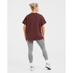Camiseta deportiva de gran tamaño para mujer, color burdeos, de alta demanda, manga corta, suave, ligera, de diseño y corte relajado, para gimnasio y entrenamiento. - Product Image 4