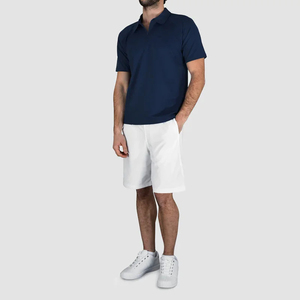 Polo à manches courtes bleu marine pour homme, couleur unie, tricoté, respirant, style décontracté, coupe classique, avec short blanc et baskets - Product Image 1