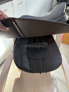 Silla de Montar Inglesa de Cuero de Alta Calidad para Doma Clásica, Juego Completo con Accesorios, Personalizable para Equitación - Product Image 4
