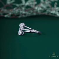 Anillo de diamantes cultivados en laboratorio con piedras múltiples en forma de pera, esmeralda y diamante ovalado, anillo de tres piedras con banda micro pavé abierta, anillo de regalo de aniversario