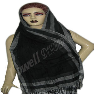 Écharpe longue en soie de couleur noire organique unie avec bordure en soie - Product Image 2