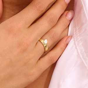 Bague solitaire unique en or massif 14 carats avec diamant blanc de laboratoire taille poire pour femme, cadeau d'anniversaire - Product Image 1