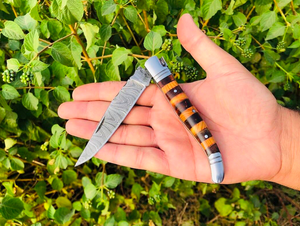 Navaja Plegable Artesanal de Acero de Damasco con Mango de Palisandro - OEM Disponible - Regalo para Padrinos de Boda y Aniversario - Product Image 1