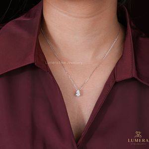 Collar Solitario Clásico Minimalista con Diamante Cultivado en Laboratorio en Forma de Pera, Cadena para Uso Diario, Regalo de Graduación Personalizado para Mujer, Oro - Product Image 3