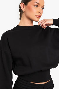 Sudadera negra sostenible para mujer, corte cropped, cuello redondo, bajo profundo, estilo boxy, hombros caídos, con capucha, tejido trasero cepillado suave - Product Image 2