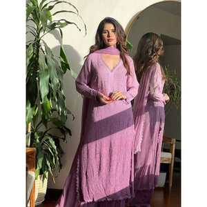 เสื้อท็อปผ้าจอร์เจตต์ปักลายทันสมัย พร้อมกางเกงปาลาซโซและผ้าคลุมไหล่ สีชมพู - Product Image 1