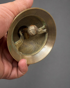 Campana de escritorio antigua de latón con acabado verde, campana de servicio redonda para mostrador, campana de recepción vintage para hotel u oficina - Product Image 6