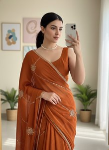 Sari de seda naranja con bordados y múltiples bordes, combinado con blusa completamente cosida para mujeres, ropa tradicional para bodas. - Product Image 3