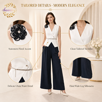 Costume élégant pour femmes, sans manches et cintré à la taille, en noir et blanc, adapté aux occasions formelles.