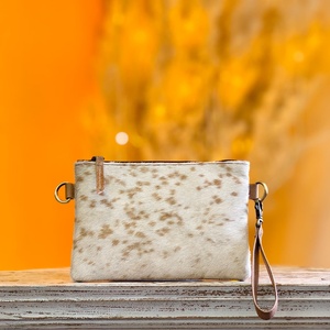 Bolso Cruzado de Cuero Genuino Venus Leathers, Estilo Western, Hecho a Mano, con Patrón de Letras y Flores, Antirrobo, con Cierre, en Oferta - Product Image 2