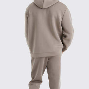 Conjunto de dos piezas: Sudadera con capucha estampada con lavado ácido y pantalones jogger de felpa ecológica en gris taupe sólido. - Product Image 2