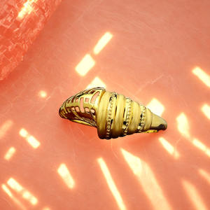 Bague en or texturée en spirale unique |   Coquillage avec découpes pour femmes |   Or jaune élégant de 2,810 grammes - Product Image 5