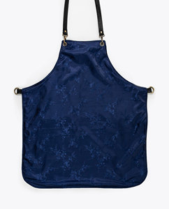Cape de coiffure en tissu noir avec taille réglable et anneaux métalliques - Product Image 2