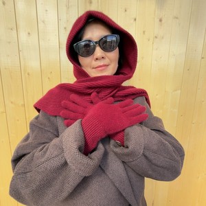 Cagoule et Écharpe 2-en-1 Femme en Cachemire Tricoté 100% – Cache-cou Thermique Hiver Couleur Framboise Profonde – MONECO - Product Image 1