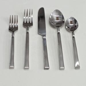 Ensemble de couverts à poignée ronde polie en métal forgé à la main en acier inoxydable pour le réglage de la table comprend cinq pièces - Product Image 2