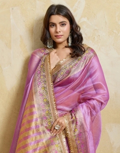 Sari en soie de viscose sans plis pour femme KV, orné de motifs Bollywood, avec chemisier non cousu (violet) - Product Image 3