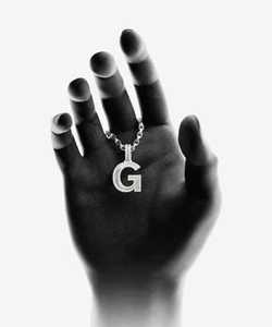 Colgante de Lujo con Letra G de Moissanita, Corte Baguette, Engaste en Canal, Plata 925 con Baño de Rodio, Unisex, para Uso Diario - Product Image 2