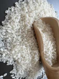 Arroz Calrose Vietnamita Premium de Grano Mediano para Sushi – Arroz Suave, Esponjoso y Pegajoso para Servicios de Alimentos en el Mercado del Caribe y las Islas del Pacífico - Product Image 3