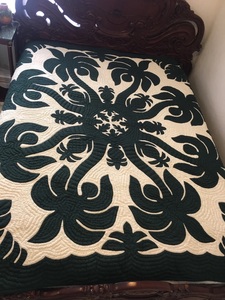 Colcha Hawaiana Tradicional Hecha a Mano por Diseñadores, con Apliques Hechos a Mano |   Cubrecama con Estampado de Palmeras Tropicales y Piñas en Verde Oscuro y Crema - Product Image 6
