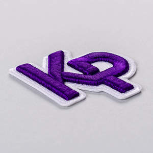 Patch brodé alphabet violet thermocollant en tissu, motif tissé - Product Image 2