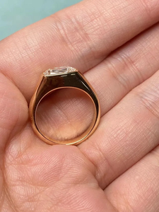 Bague classique en or jaune avec diamant taille émeraude, bijou de fiançailles unisexe - Product Image 4
