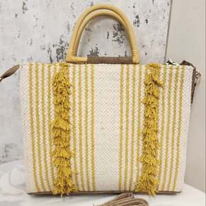 Sac fourre-tout en jacquard tissé à la main avec franges en pompon doré moutarde et poignées en bois - Product Image 1