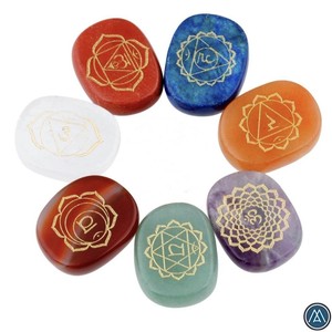 Meilleures ventes : Ensemble de 7 chakras gravés, Pierres de méditation plates pour la paume, Guérison Reiki, Ensemble de pierres précieuses florales pour la méditation et le soulagement du stress - Product Image 3