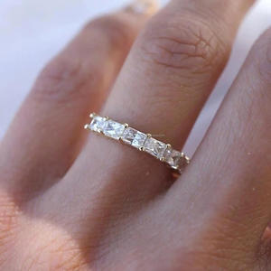 Bague de mariage demi-éternité en moissanite taille radiant pour femme, en argent sterling 925, sertie à griffes partagées, bijou minimaliste empilable - Product Image 1