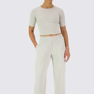 Haut de sport sans couture pour femme, coupe ajustée, anti-transpiration, compression, idéal pour la gym, l'entraînement et les activités de plein air - Product Image 4