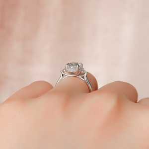 Anillo de compromiso de oro macizo de 14k con diamante cultivado en laboratorio certificado por IGI para mujer, engaste de puntas, corte ovalado y redondo, anillo de tres piedras. - Product Image 6