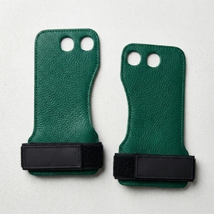 Poignées de gymnastique confortables à 2 trous avec un matériau robuste et un design facile à ajuster. Les poignées de gymnastique à 2 trous aident à améliorer l'entraînement. - Product Image 1