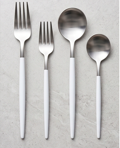 Ensemble de couverts minimalistes en acier inoxydable poli miroir avec manche blanc, passe au lave-vaisselle, cuillère, fourchette, vaisselle de mariage - Product Image 1