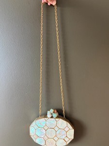 Pochette de soirée artisanale en acajou naturel avec nacre et pierres précieuses dorées pour mariée - Product Image 3