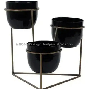 Maceta con soporte triangular de metal negro y dorado de la mejor venta para mesa de jardín y hogar - Product Image 1