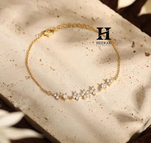 Bracelet à grappe florale minimaliste, délicat, avec chaîne à fleurs, bijoux fins pour femmes - Product Image 6