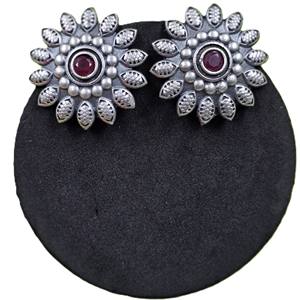 Boucles d'oreilles clous ethniques en laiton oxydé argenté antique avec serti en forme de bouclier, cadeau pour femme - Product Image 1