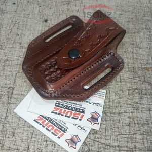 Étui en cuir végétal brun à anse pour couteau de chasse pliant, style sculpté, avec boucle de ceinture - Product Image 1