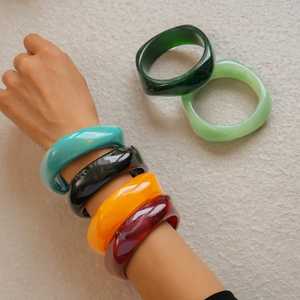 กำไลข้อมือเรซิ่นโพลีเอสเตอร์โปร่งแสงปรับแต่งได้ ลายหินอ่อนหลากสี เรียบหรู สไตล์วินเทจ ของขวัญสำหรับทุกเพศ - Product Image 1