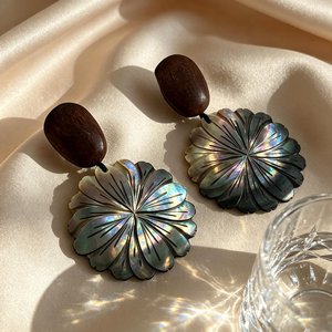 Boucles d'oreilles artisanales en coquillage floral, perles noires d'ormeau brut, bijoux de mariage, décoration artisanale naturelle par Curio Craft - Product Image 1