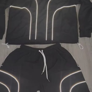 Conjunto de chándal de dos piezas personalizado de streetwear: cortavientos y pantalones cortos con cremallera de nailon y poliéster para hombre - Product Image 6