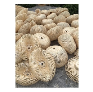 Vente en gros de lustres en osier faits à la main, lustres en rotin, lampes suspendues en bambou à partir de 99 données dorées du Vietnam - Product Image 1