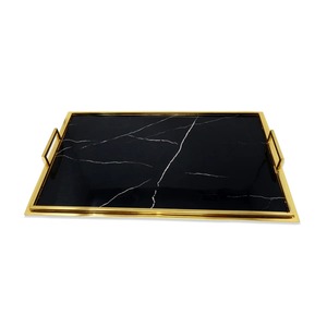 Bandeja rectangular de almacenamiento de mármol negro con marco y asas chapados en oro, diseño moderno y lujoso para uso en mesa. - Product Image 4